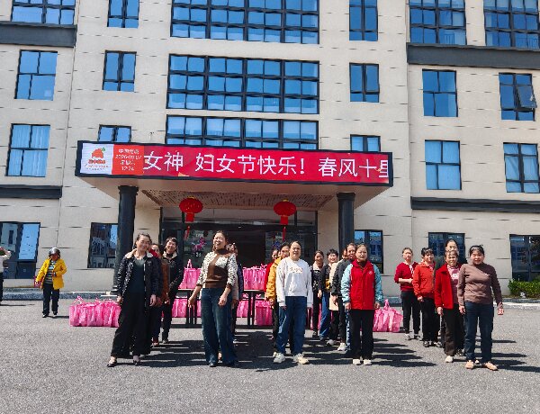 Sự dịu dàng nắm giữ sức mạnh, sự đấu tranh nuôi dưỡng tài năng.